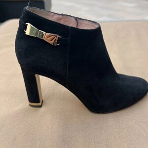 Kate Spade Womens Black Suede Gold Bow Heeled Ankle Bootie Side Zip Size 8.5